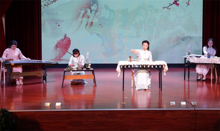 乐动网页版2019年度工作动员大会---传统文化展示《茶花墨韵》