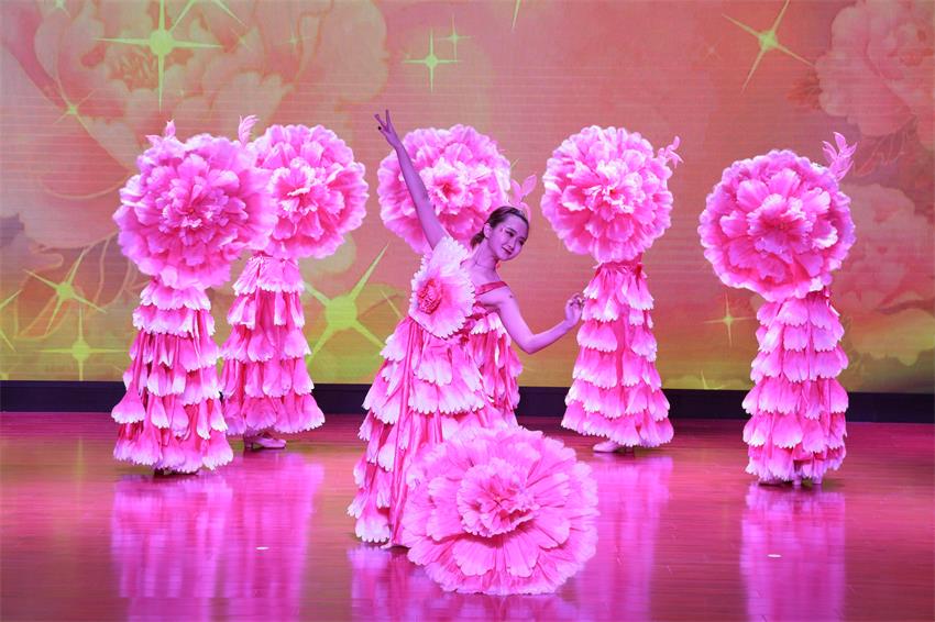 乐动网页版2019年度工作动员大会---舞蹈《花开树恩》